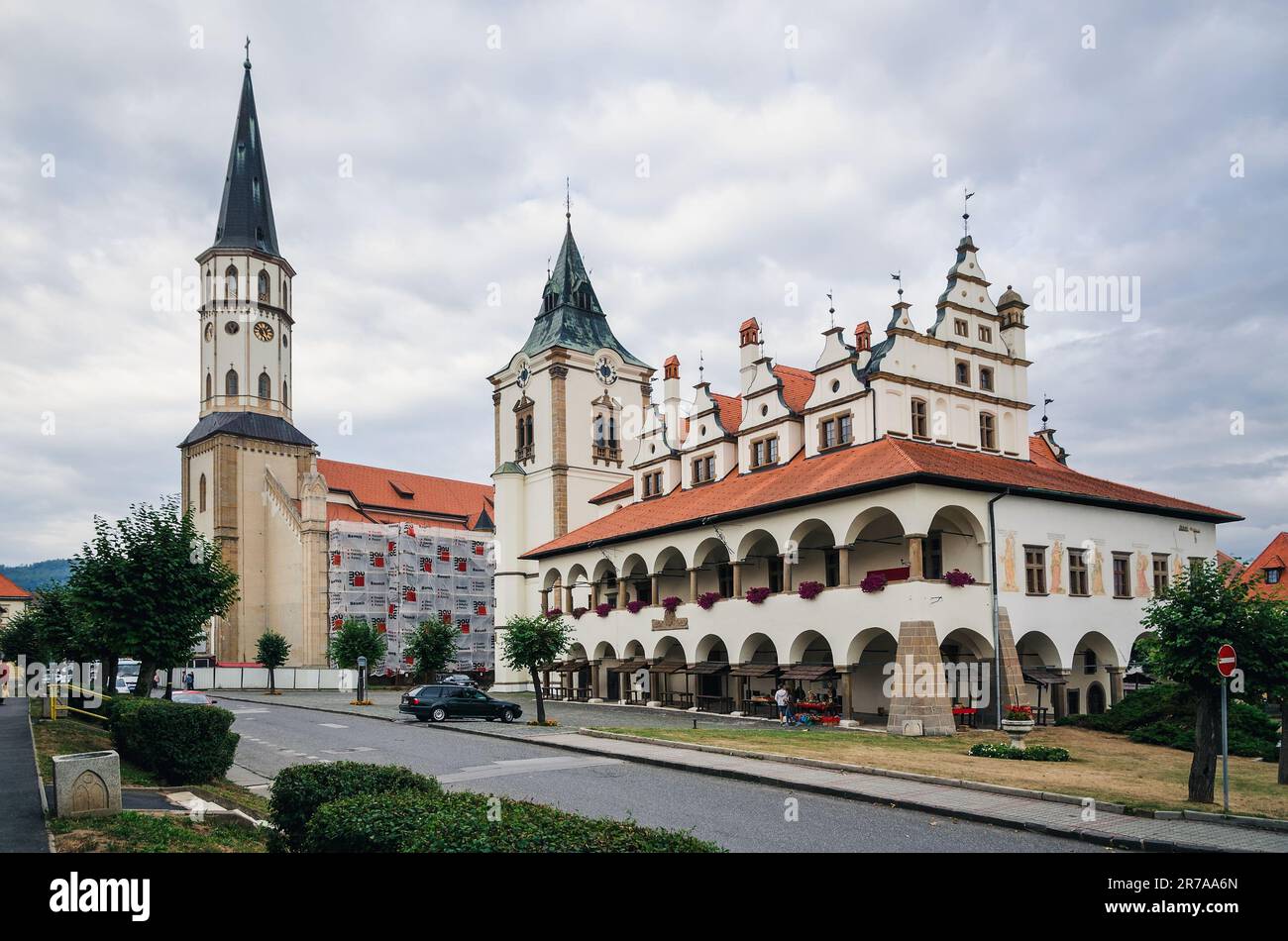 Levoca, Slowakei - 18. August 2015: St. James's Church and Town Hall in Levoca, Slowakei. Stockfoto