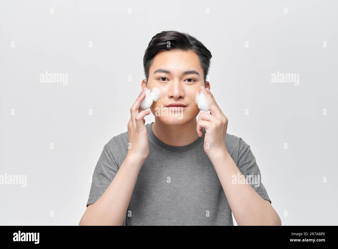 Der Asiate mit Gesichtsschaum. Stockfoto
