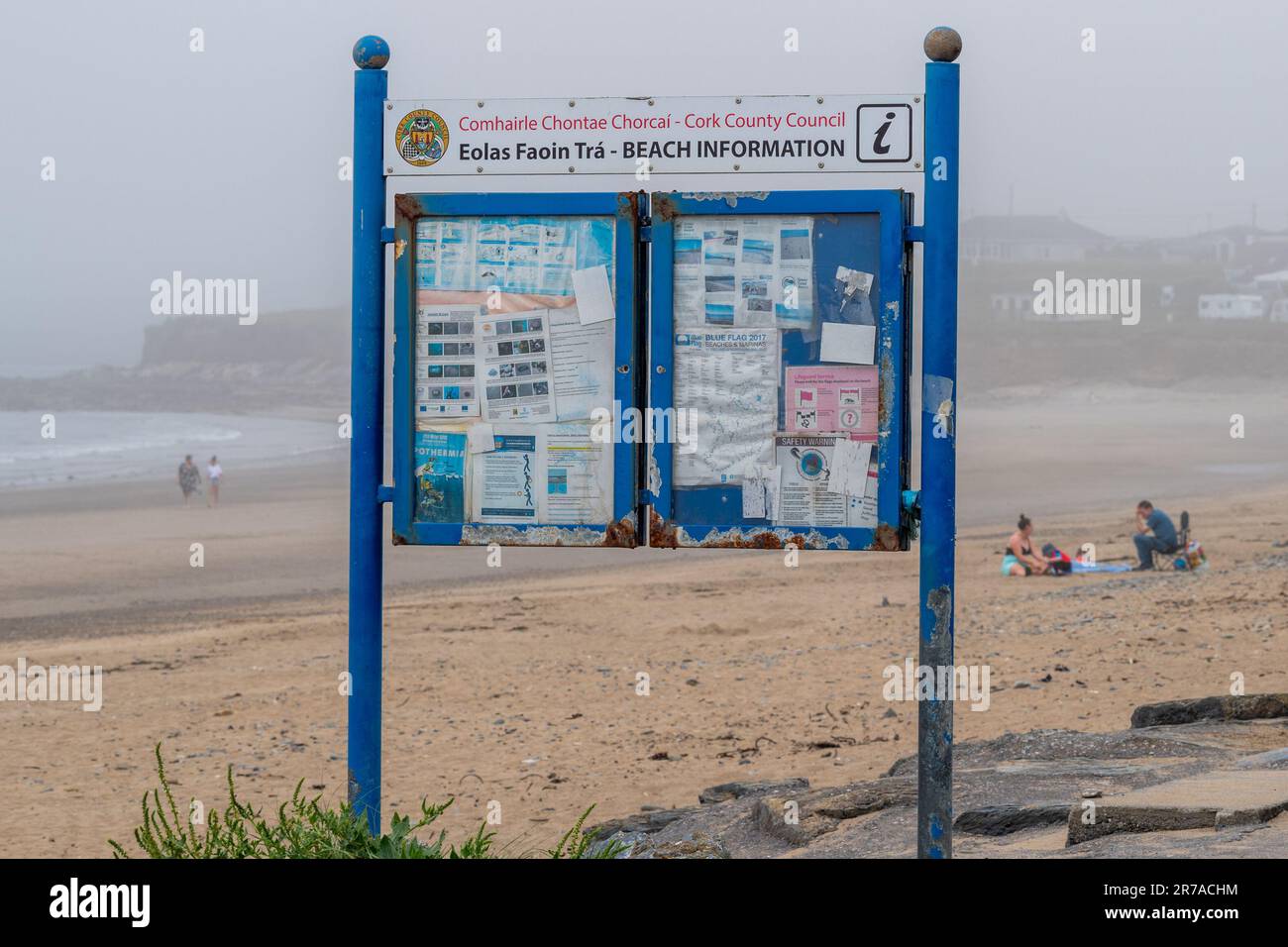 Garrylucas, West Cork, Irland. 14. Juni 2023. An einem nebligen und feuchten Tag am Garrylucas Beach genossen die Leute die frische Luft mit einer Brise, die vom Meer hereinfährte. Met Eireann hat eine Gewitterwarnung herausgegeben, die heute von 1pm Uhr bis 9pm Uhr gilt. Kredit: AG News/Alamy Live News Stockfoto