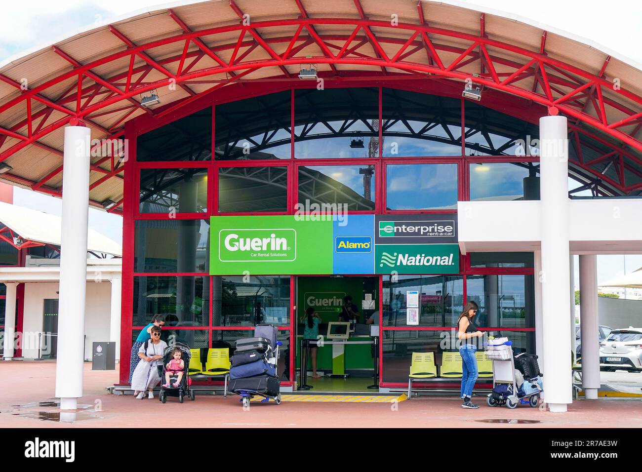 Guerin, Alamo, Enterprise und National Autovermietung und Kundenschalter am Flughafen Faro, Algarve, Portugal Stockfoto