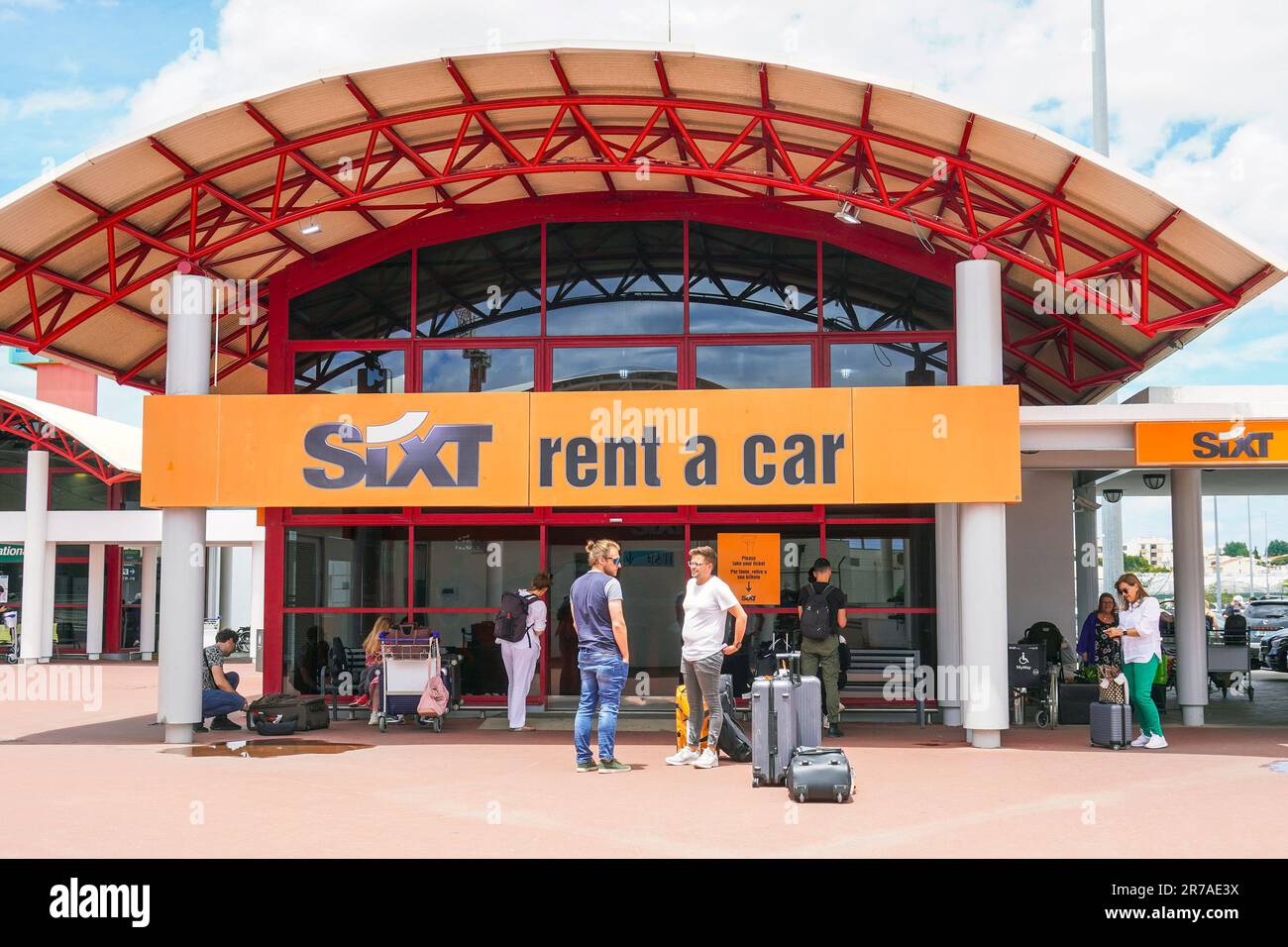 Sixt Autovermietung und Kundenschalter am Flughafen Faro, Algarve, Portugal Stockfoto