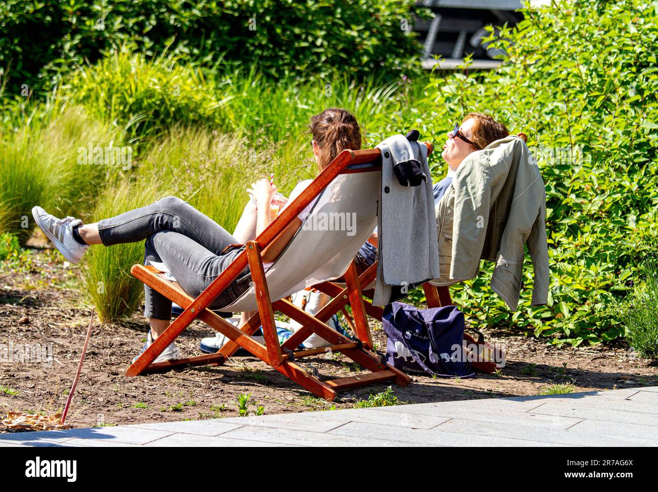 Dundee, Tayside, Schottland, Großbritannien. 14. Juni 2023. Wetter im Vereinigten Königreich: Die Temperaturen in Nordostschottland erreichten am ersten Tag der Hitzewelle im Juni 22 °C. Touristen und Einheimische gleichermaßen sind unterwegs, genießen das herrliche Wetter im späten Frühling, kaufen Eiskegel, kalte Getränke, Kaffee und leckere Speisen vor dem V&A Design Museum in den Heather Street Food Verkäufern entlang der Dundee Waterfront. Kredit: Dundee Photographics/Alamy Live News Stockfoto