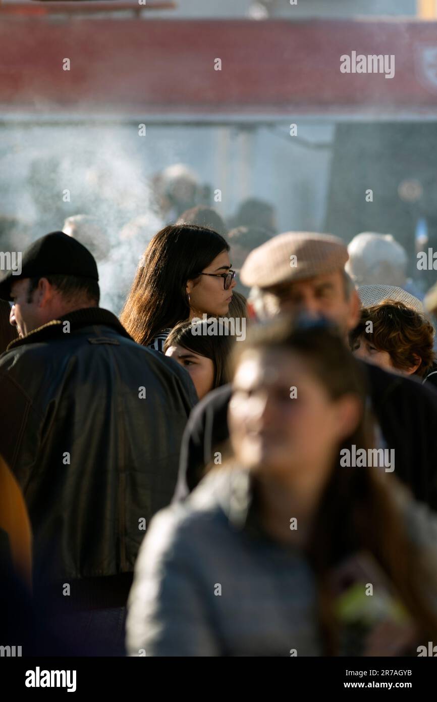 Europa, Portugal, Alentejo Region, Golega, die Menge, die sich durch die Marktstände auf der Golega Horse Fair bewegt Stockfoto