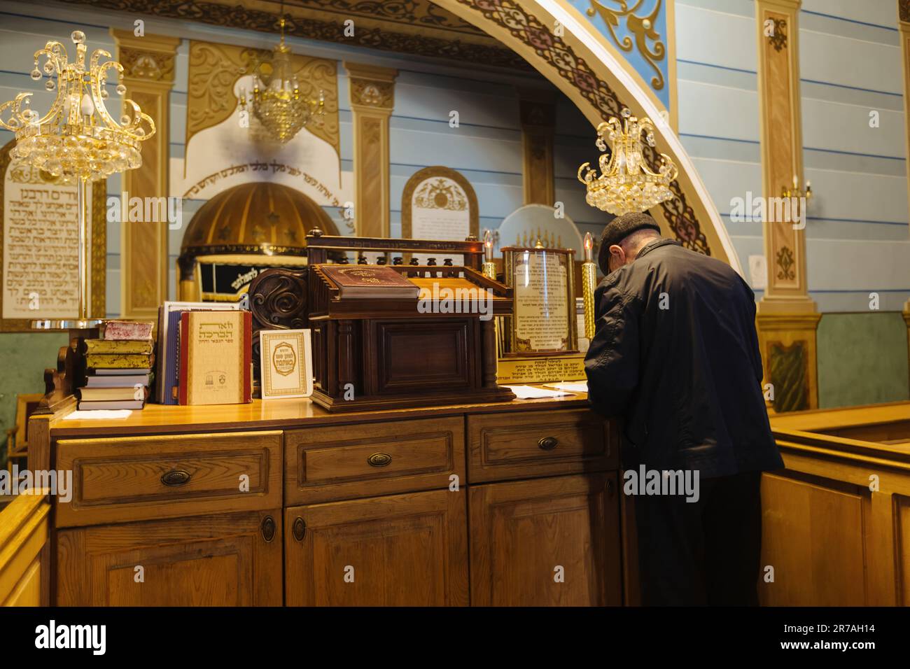 Jüdischer Mann betet in der Synagoge. Stockfoto