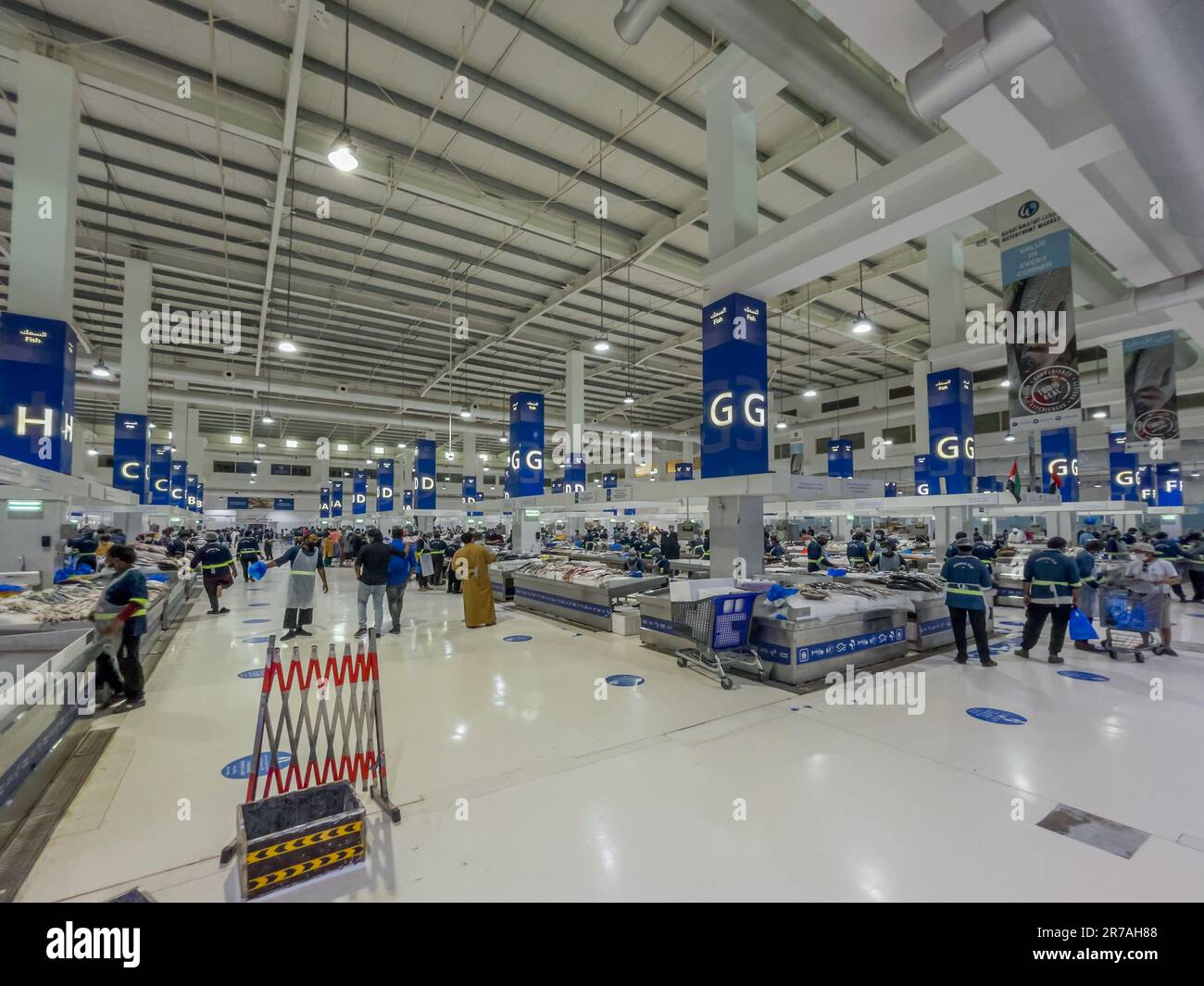 Dubai, Vereinigte Arabische Emirate - 13. November 2021 : Weitwinkelblick auf den Fischmarkt am Wasser in der deira-Gegend von Dubai. Stockfoto
