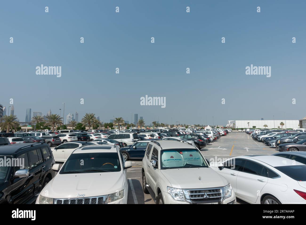 Dubai, Vereinigte Arabische Emirate - 7. November 2022 : Blick auf einen Abschnitt des riesigen Parkplatzes mit ausreichend Parkplätzen im dubai Design District. Stockfoto