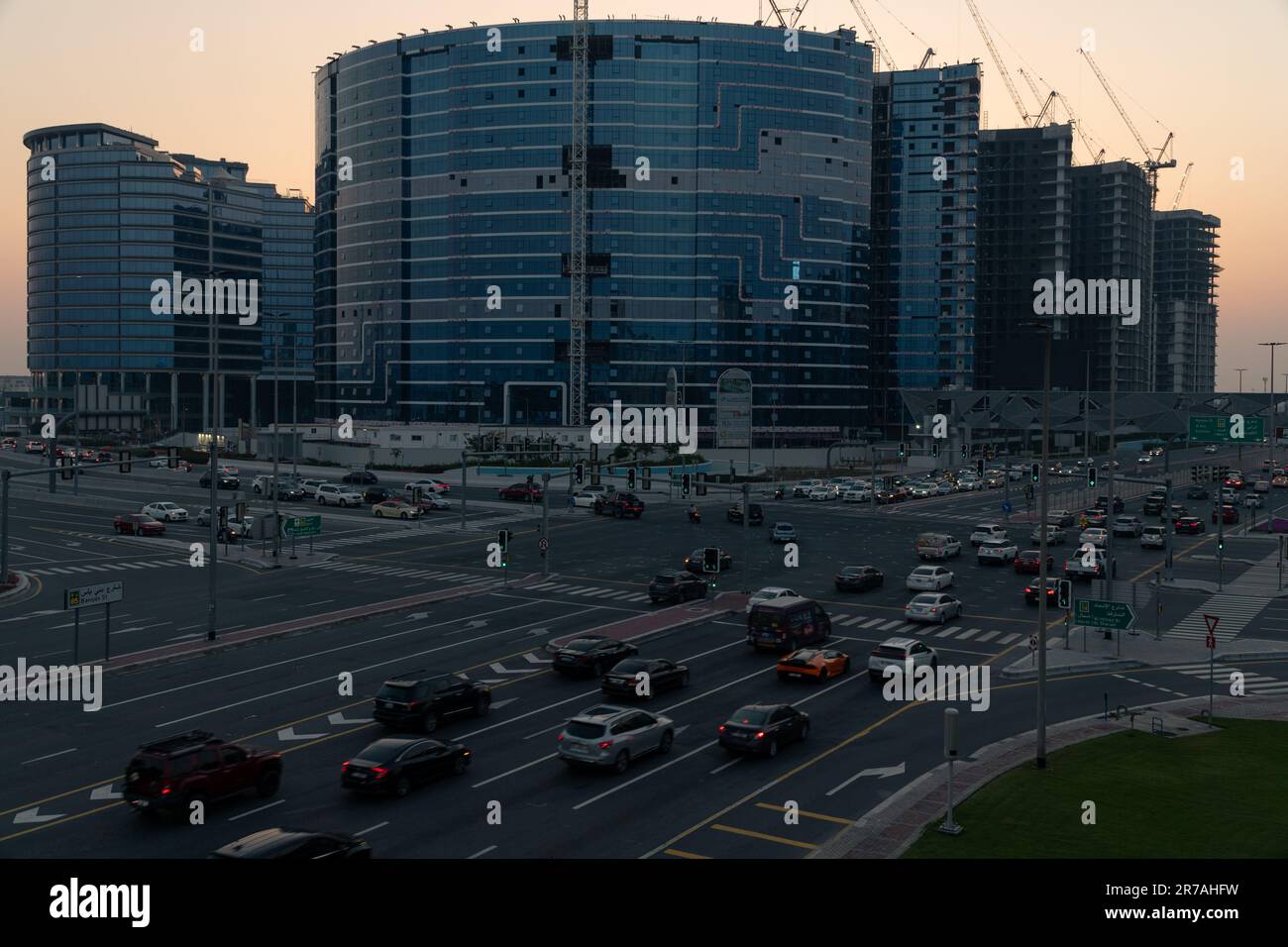 Dubai, Vereinigte Arabische Emirate - 9. April 2023 : Verkehr, der durch eine lebhafte Kreuzung in der Abenddämmerung in der Nähe des Stadtzentrums von Deira fließt. Stockfoto
