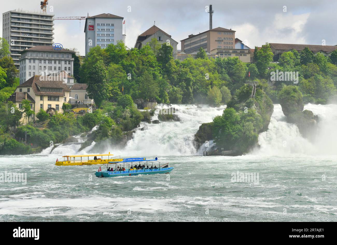 Schaffhausen - Mai 15 ,2023 : Blick auf die Rheinfälle (Rheinfälle) der größte Wasserfall in Europa Stockfoto