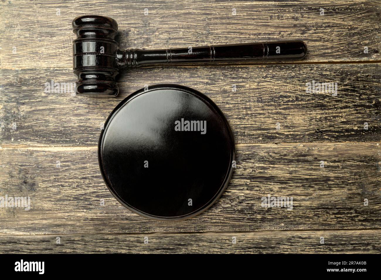Hammer und Soundboard auf Holzschreibtisch. Recht und Gerechtigkeit Stockfoto