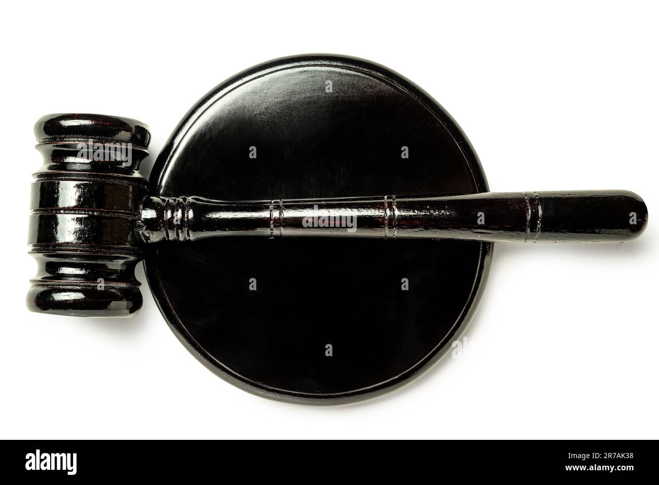 Beurteilen Sie Hammer und Soundboard auf weißem Hintergrund. Recht und Gerechtigkeit Stockfoto