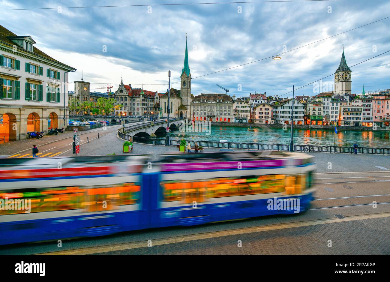 Malerischer Blick auf das historische Stadtzentrum von Zürich und den Fluss limmat, Schweiz Stockfoto