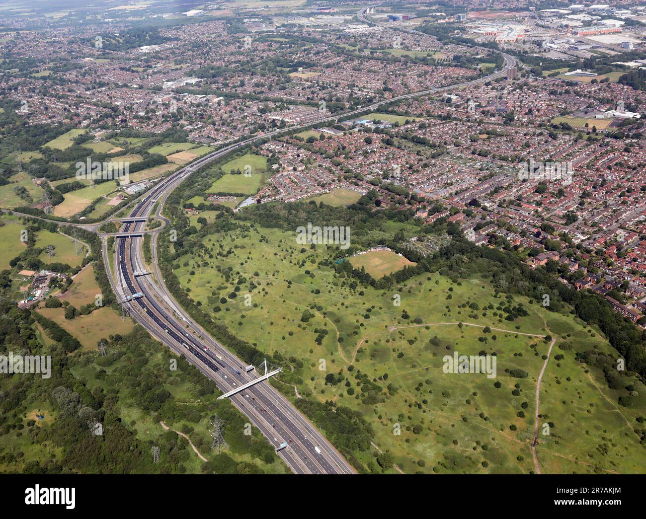 Stretford Meadows (Park und Garten) und die Autobahn M60 auf der Westseite von Manchester aus der Vogelperspektive Stockfoto
