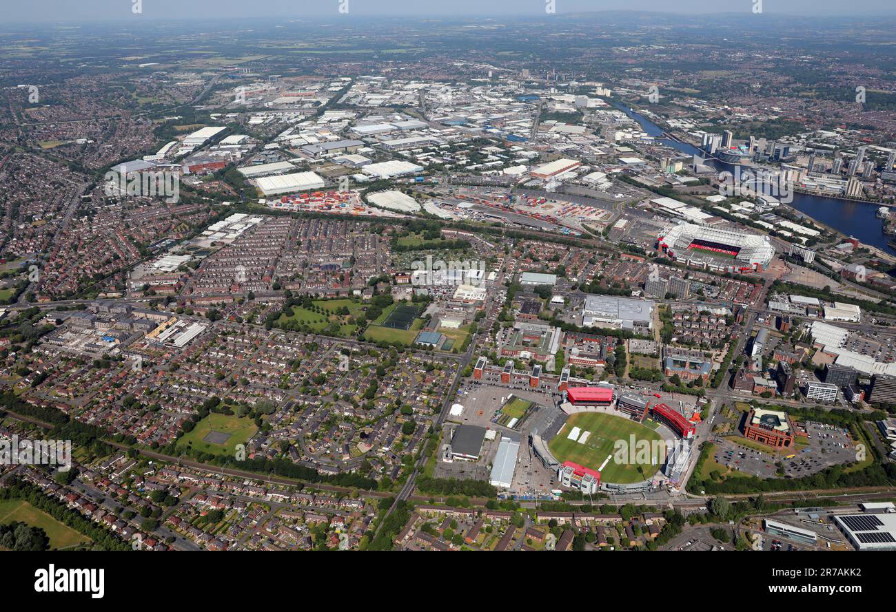 Blick aus der Vogelperspektive auf Salford und das riesige Gewerbegebiet Trafford Park im Hintergrund Stockfoto