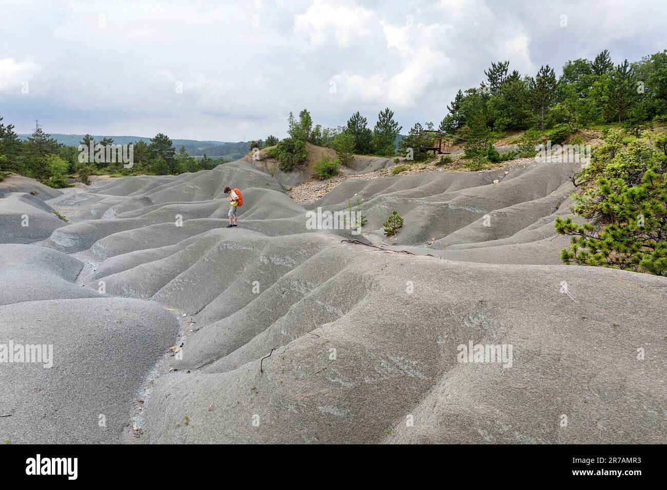 Touristen, die wüstenähnliche Landschaft namens Istarska pustinja in der Nähe von Buje auf der Halbinsel Istrien, Kroatien, erkunden Stockfoto