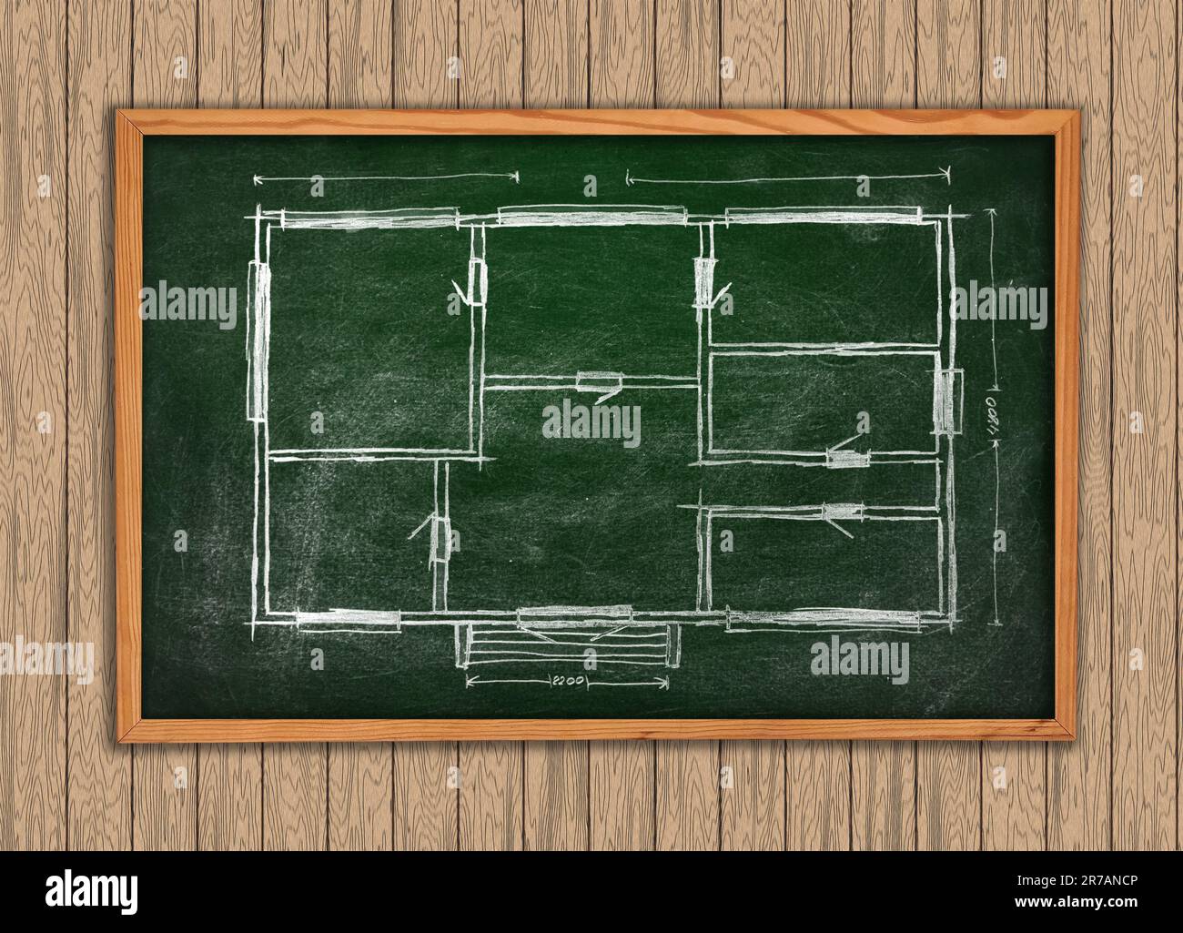 Grüne Tafel mit gemaltetem Bauplan an einer Holzwand Stockfoto