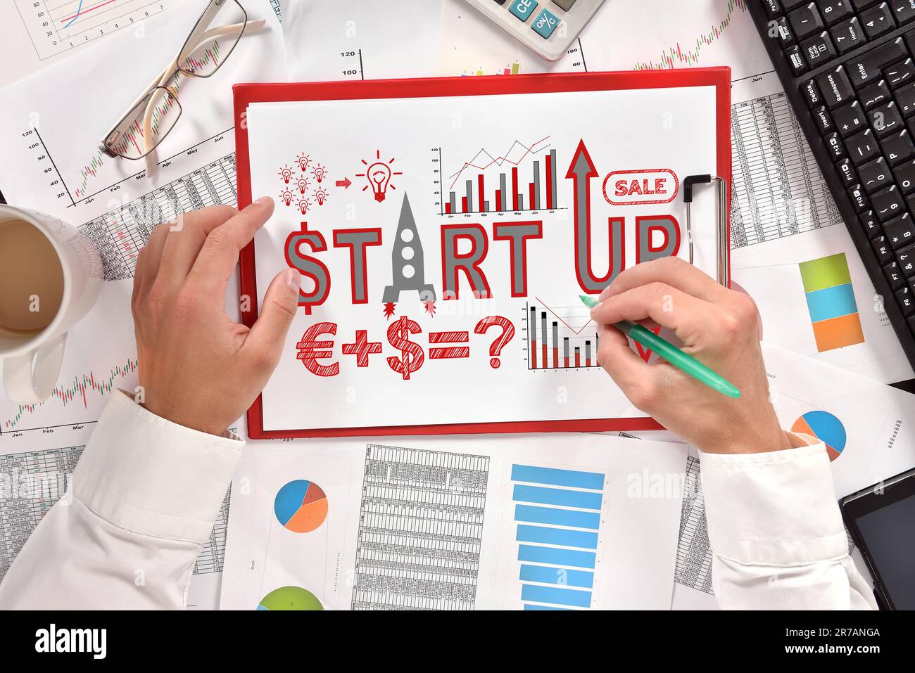 Ein Handwerker, der Geschäftsleute zeichnet, beginnt in der Zwischenablage Stockfoto