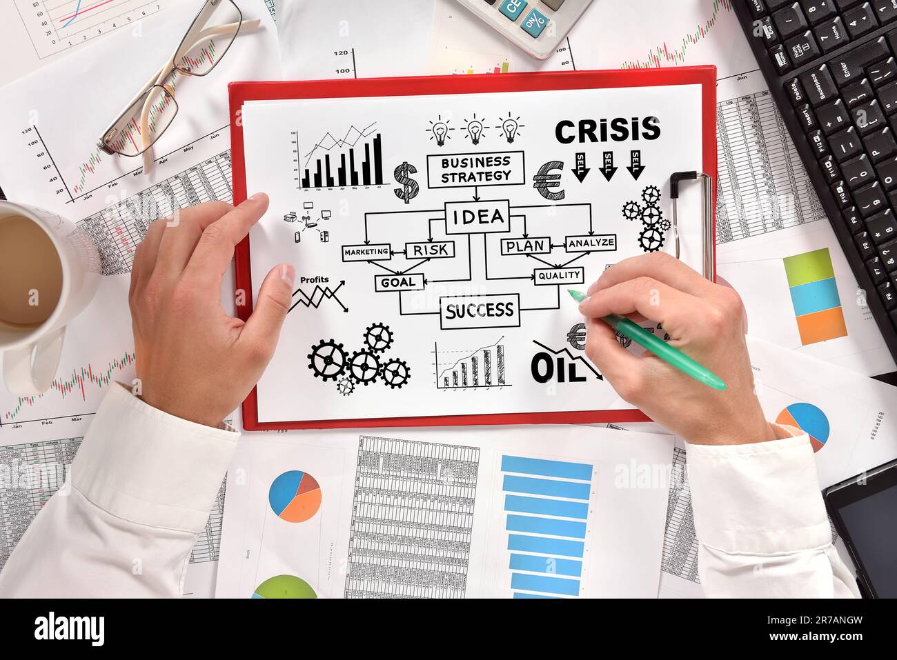 Ein Handwerker, der geschäftliche Infografiken in die Zwischenablage zeichnet Stockfoto