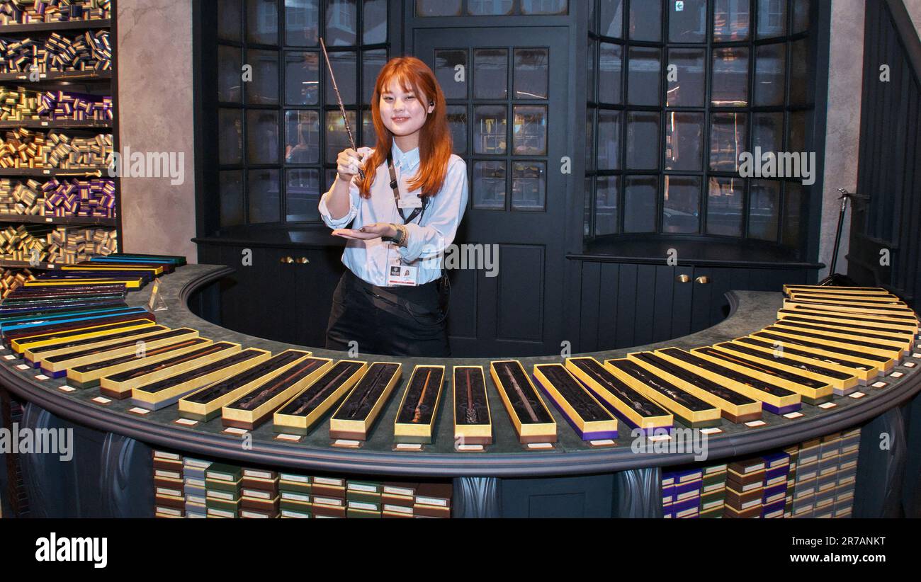 Tokio, Japan. 14. Juni 2023. Ein Mitarbeiter posiert mit Hermine Grangers Zauberstab vor der Kamera während einer Pressevorschau bei den Warner Bros Studio Tour Tokyo - The Making of Harry Potter' in Tokio, Japan, am Mittwoch, den 14. Juni 2023. Foto: Keizo Mori/UPI Credit: UPI/Alamy Live News Stockfoto
