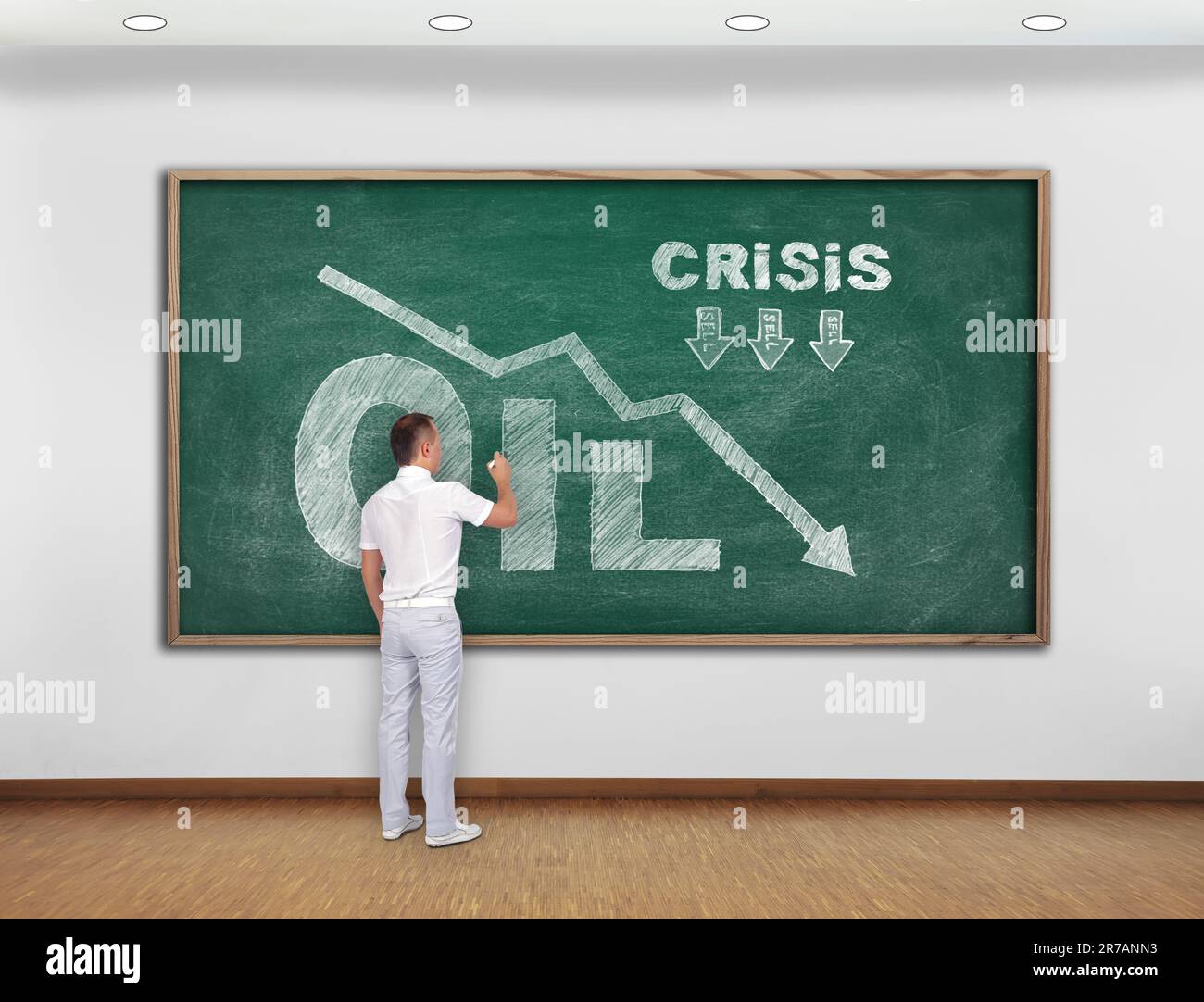 Geschäftsmann zeichnet Konzept fallender Ölpreise auf grüner Tafel Stockfoto