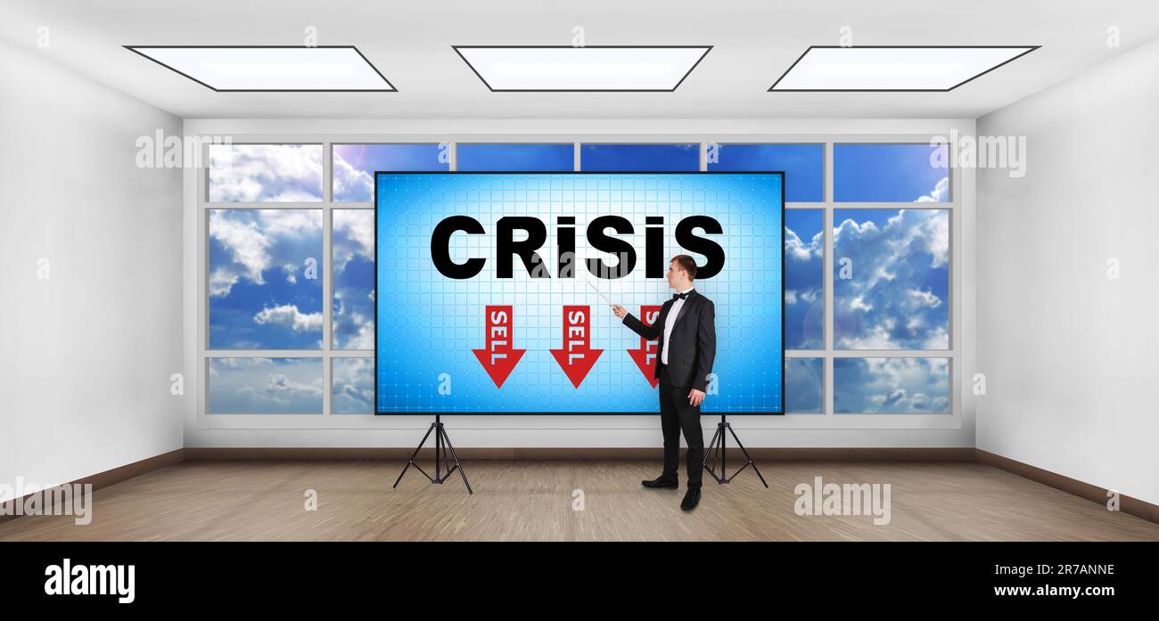Geschäftsmann mit Zeiger, der im Raum steht und das Krisensymbol auf dem Bildschirm zeigt Stockfoto