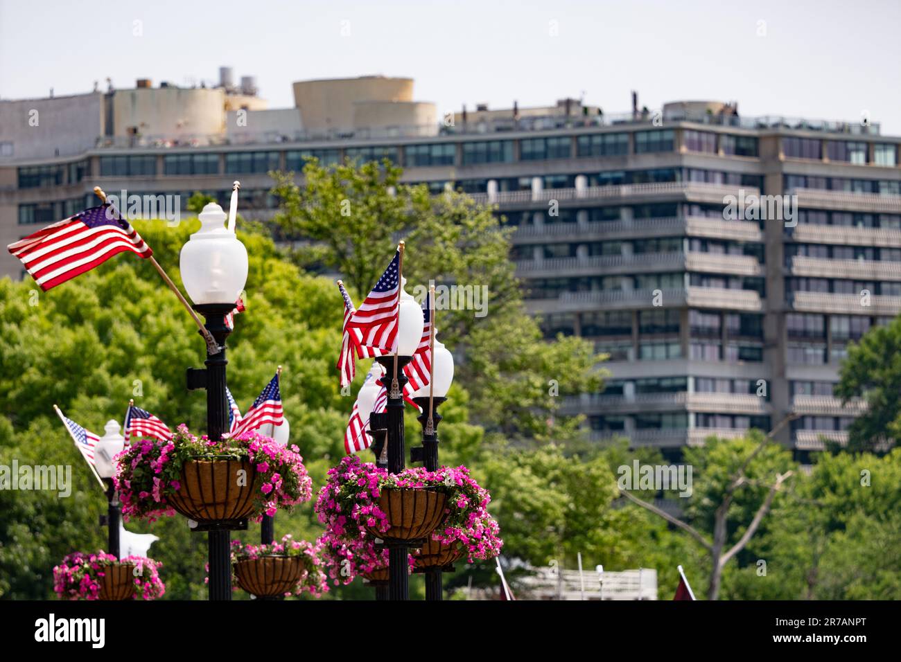 USA-Flaggen vor dem Watergate Complex, einer Gruppe von sechs Gebäuden, Washington DC, USA. Bild: Garyroberts/worldwidefeatures.com Stockfoto
