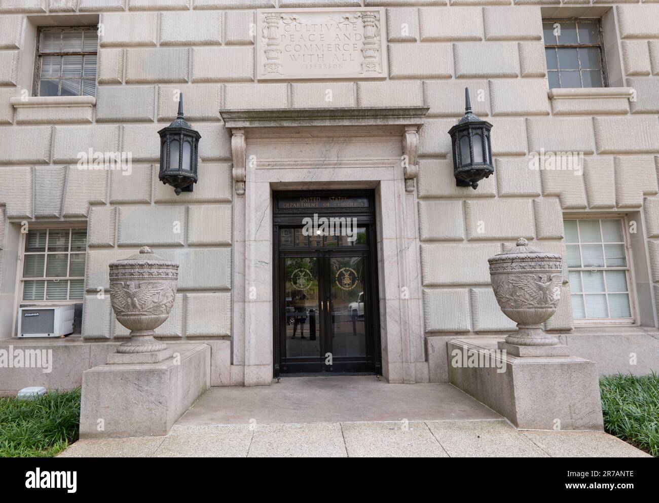 Eintritt zum US-Handelsministerium, Pennsylvania Avenue, Washington DC, USA. Bild: Garyroberts/worldwidefeatures.com Stockfoto