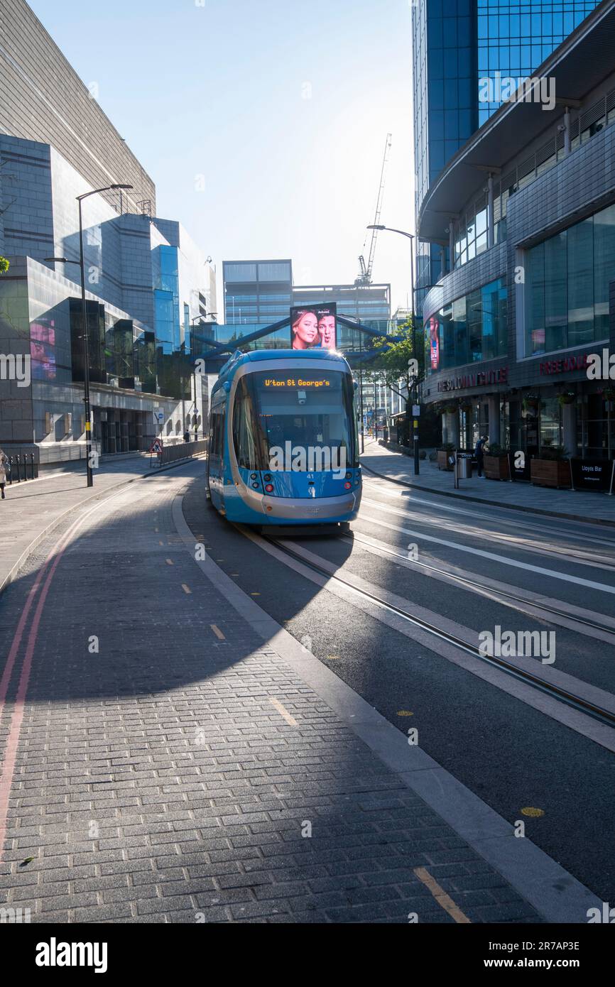 Straßenbahn am frühen Morgen auf der Broad Street in Birmingham, West Midlands England Großbritannien Stockfoto
