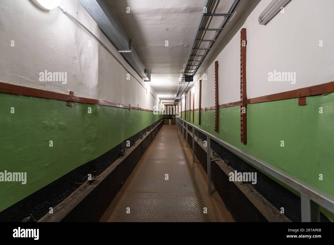 Langer Korridor in einem Bunker Stockfoto