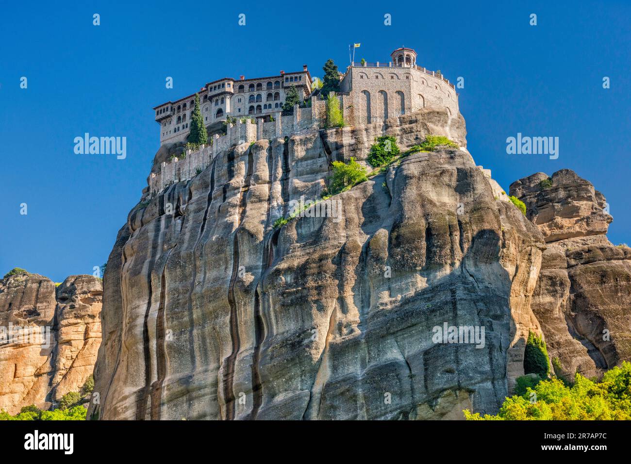 Moni Varlaam (Kloster Varlaam), mineralische Streifen auf Klippen, Meteora Felsformationen, Thessalien, Griechenland Stockfoto