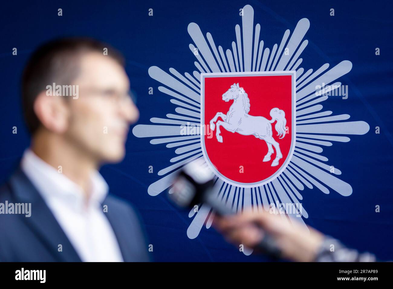 Hannover, Deutschland. 14. Juni 2023. Friedo de Vries, Präsident der Landeskriminalpolizei Niedersachsens, gibt eine Presseerklärung zum Thema "Norddeutsche Allianz zur Bekämpfung sexualisierter Gewalt gegen Kinder" ab, während er vor einer Wand steht, an der das niedersächsische Wappen zu sehen ist. Die Polizei hat in sieben Bundesstaaten gegen mutmaßliche Sexualstraftäter vorgegangen. Kredit: Moritz Frankenberg/dpa/Alamy Live News Stockfoto