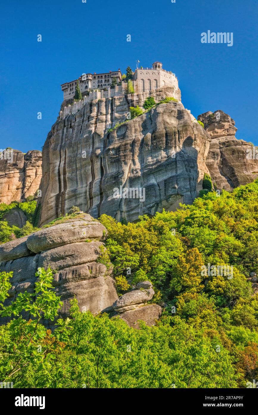 Moni Varlaam (Kloster Varlaam), mineralische Strähnchen auf Klippen, Frühling, Meteora Felsformationen, Thessalien, Griechenland Stockfoto