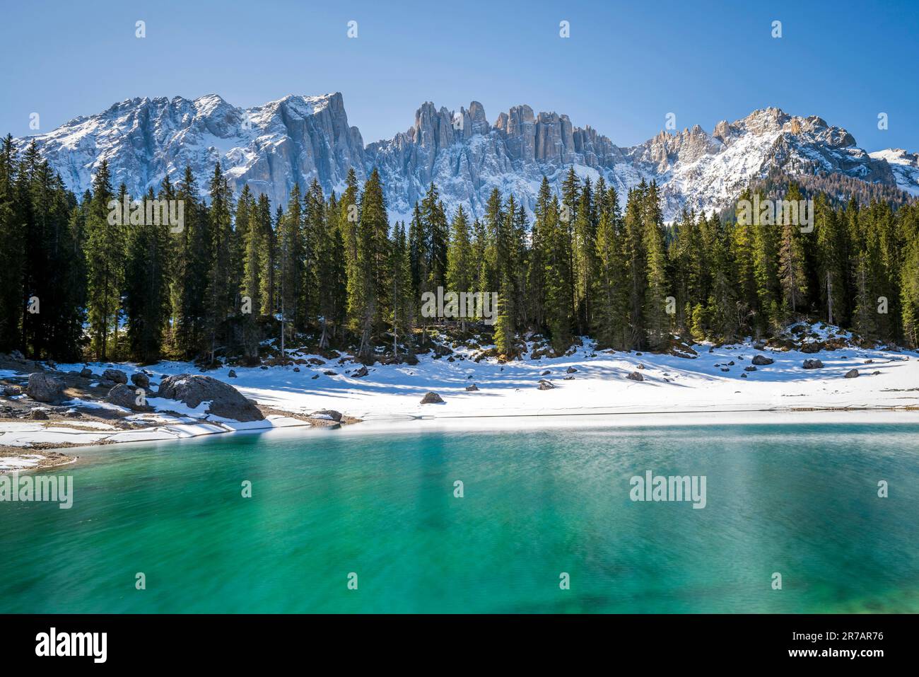 Karersee (Lago di Carezza) mit latemarischem Gebirge im Hintergrund, Dolomiten, Welschnofen-Nova Levante, Trentino-Alto Adige/Sudtirol, Stockfoto