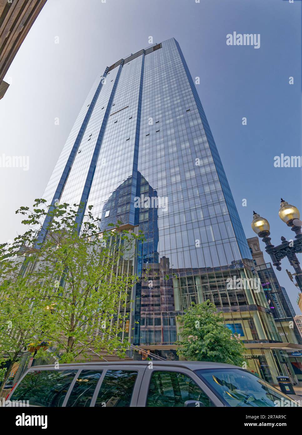 Der Millennium Tower ist ein Wolkenkratzer mit gemischter Nutzung: Ein Wohnturm über einem Einzelhandelspodium, das mit dem Bostoner Burnham Building verbunden ist. Stockfoto