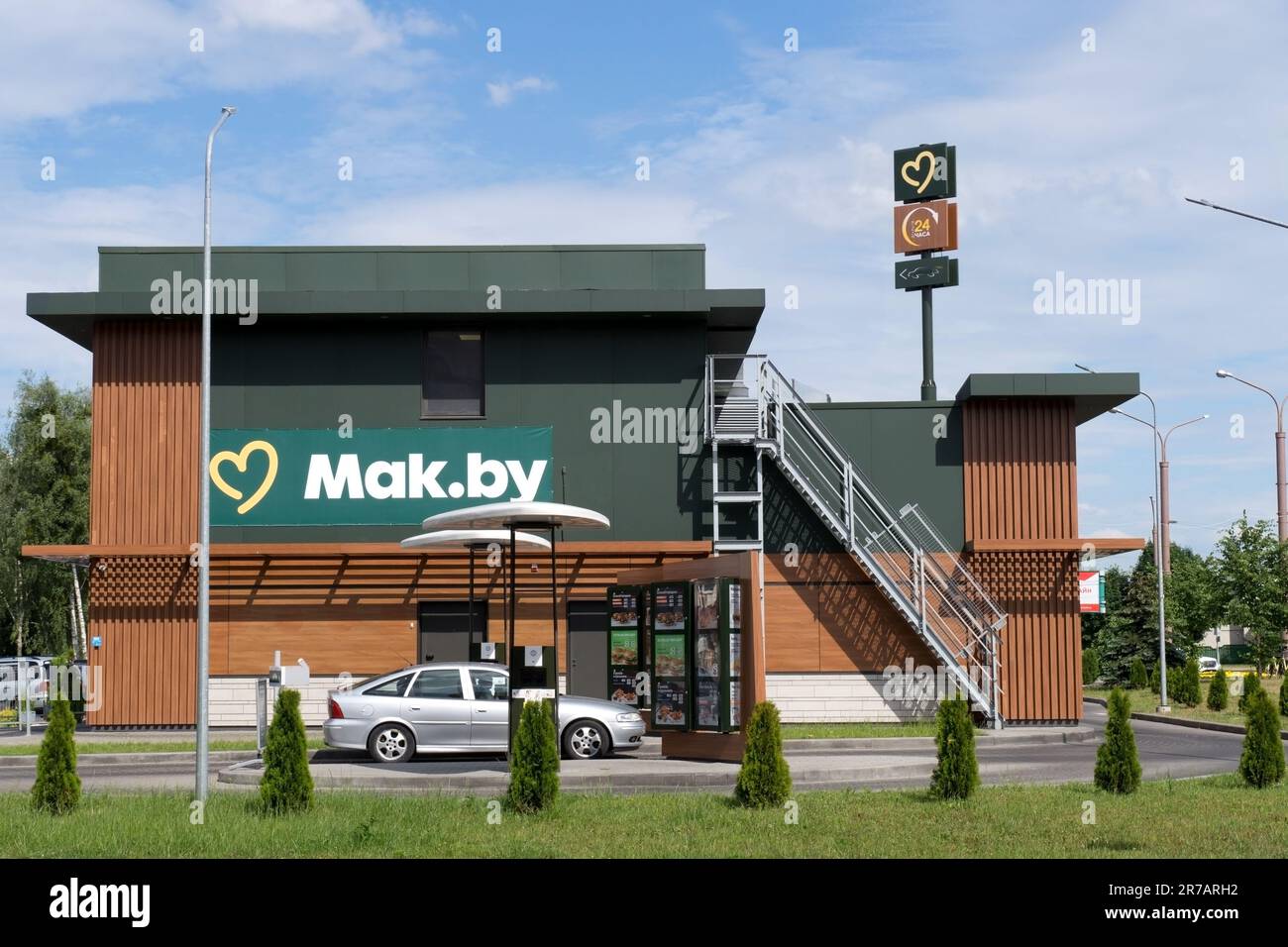Grodno, Belarus - 06.13.2023: MAK.by Drive-Thru Service. Hamburger Fast-Food-Restaurantkette, die die Kette McDonald's in Weißrussland ersetzt hat. Stockfoto