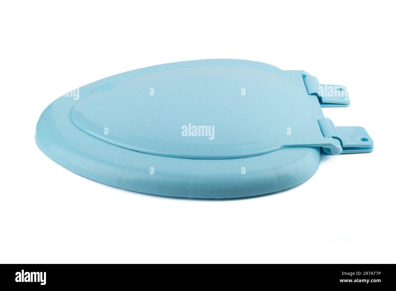 Blauer Toilettensitz mit Deckel auf weißem Hintergrund. Speicherplatz kopieren. Stockfoto