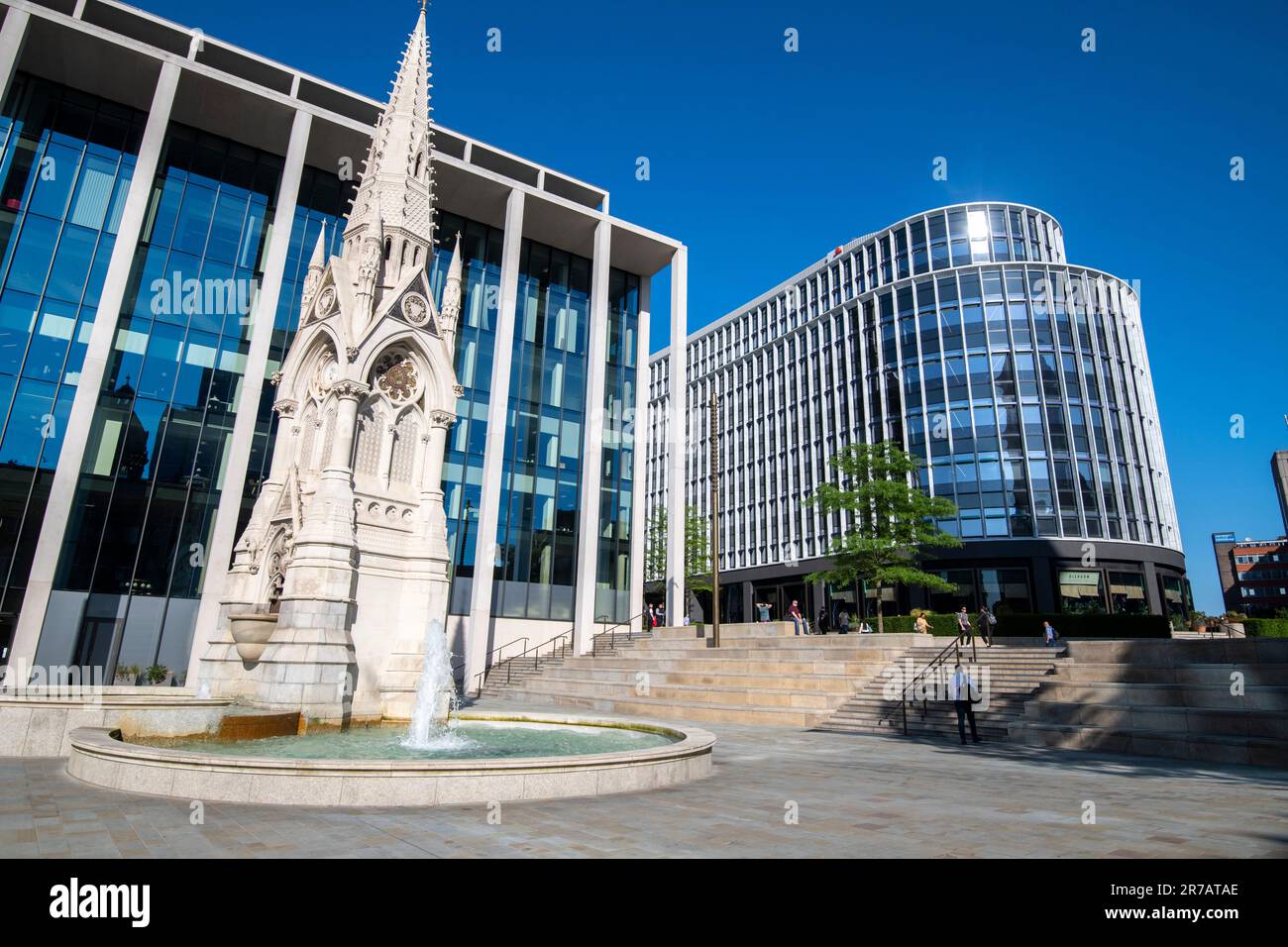 Sonniger Tag am Chamberlain Square in Birmingham, West Midlands England Großbritannien Stockfoto