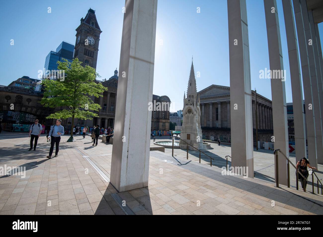 Sonniger Tag am Chamberlain Square in Birmingham, West Midlands England Großbritannien Stockfoto