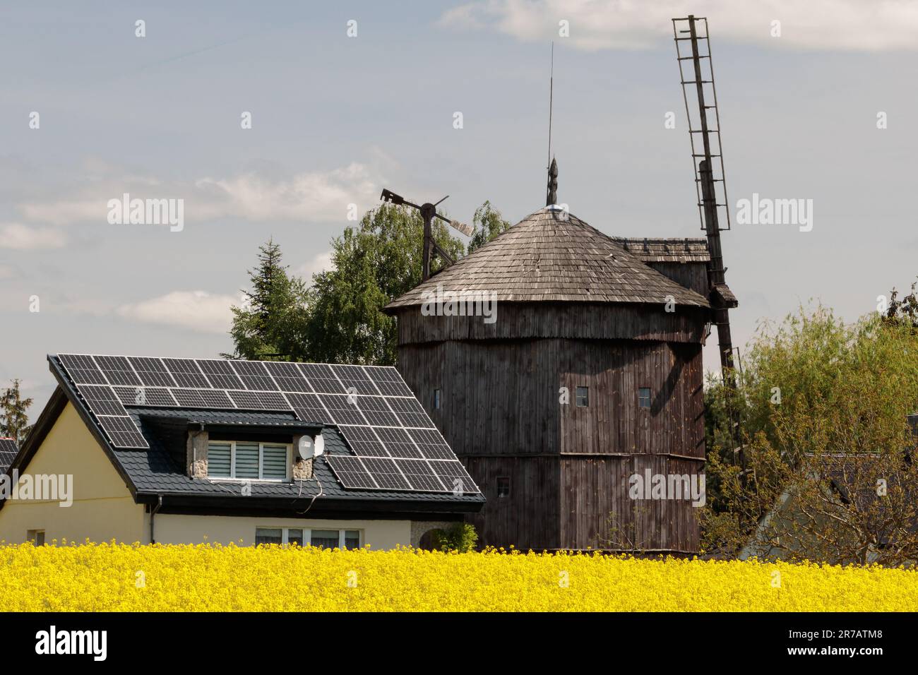Polen, Rogierowko 18. Mai 2023 Kontrast zwischen alter Windmühle und