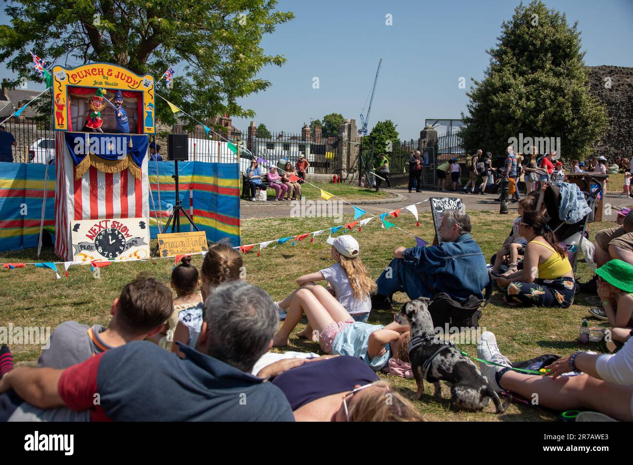 Traditionelle Punch & Judy Show auf dem Gelände von Rochester Castle, Kent, Großbritannien Stockfoto