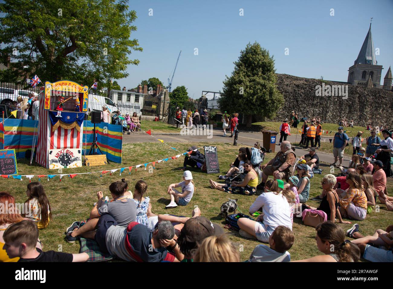 Traditionelle Punch & Judy Show auf dem Gelände von Rochester Castle, Kent, Großbritannien Stockfoto