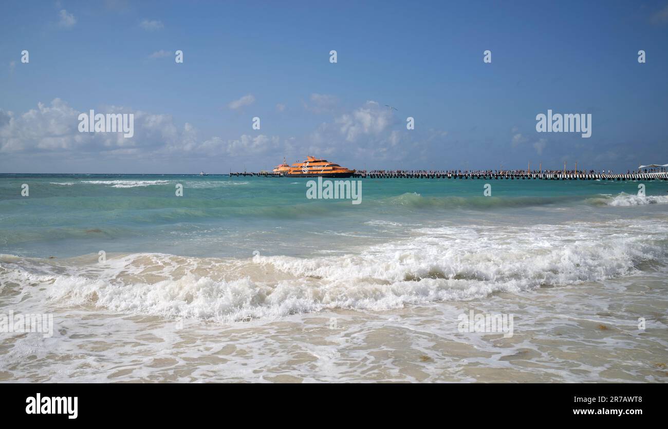 Blick auf den Winjet Ferry Departure Pier am Playa Del Carmen Yucatan Mexixo Stockfoto
