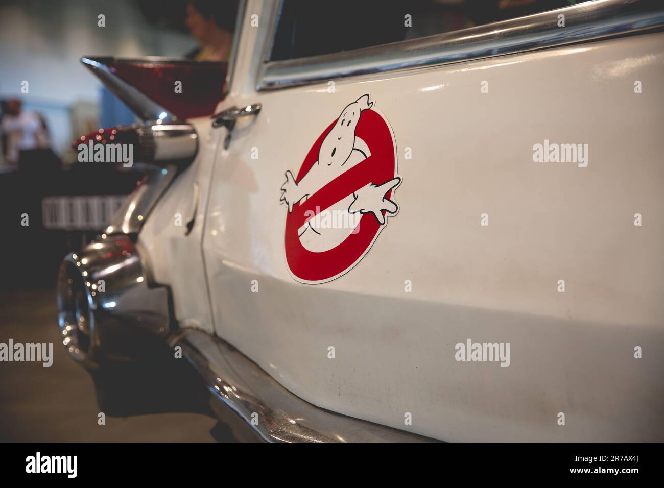 HARROGATE, GROSSBRITANNIEN - 3. JUNI 2023. Eine Nahaufnahme des Schilds und Details einer realistischen Nachbildung des Ghostbusters Ecto-1 und Cosplayat A UK Comic Con Stockfoto