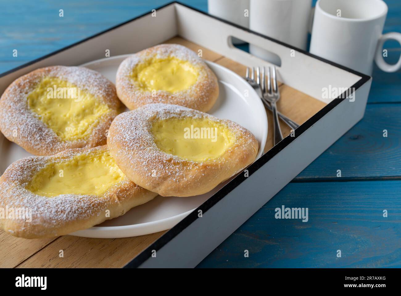 Hefegebäck mit saurer Sahne, Pudding-Füllung Stockfoto