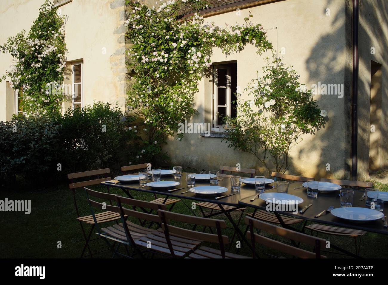 Tisch zum Abendessen im Garten des wunderschönen Ferienhauses aus dem 17. Jahrhundert, Sommer, l'Essonne, Île-de-France, Frankreich Stockfoto