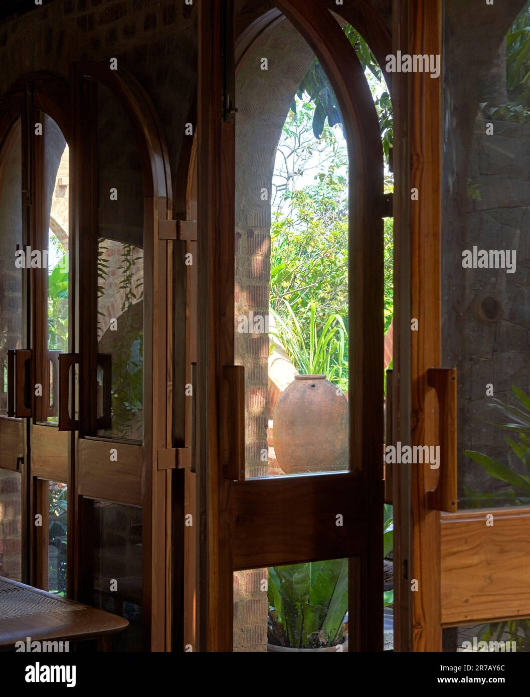 Gemeinschaftsraum. Subteranische Ruinen, Kaggalipura, Bangalore, Indien. Architekt: A Threshold Architects, 2023. Stockfoto
