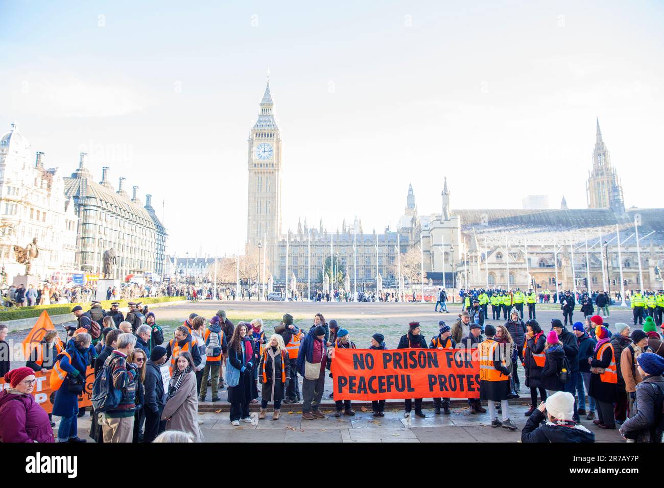 Die Teilnehmer versammeln sich zu einer Just Stop Oil Rallye am Parliament Square im Zentrum von London. Stockfoto