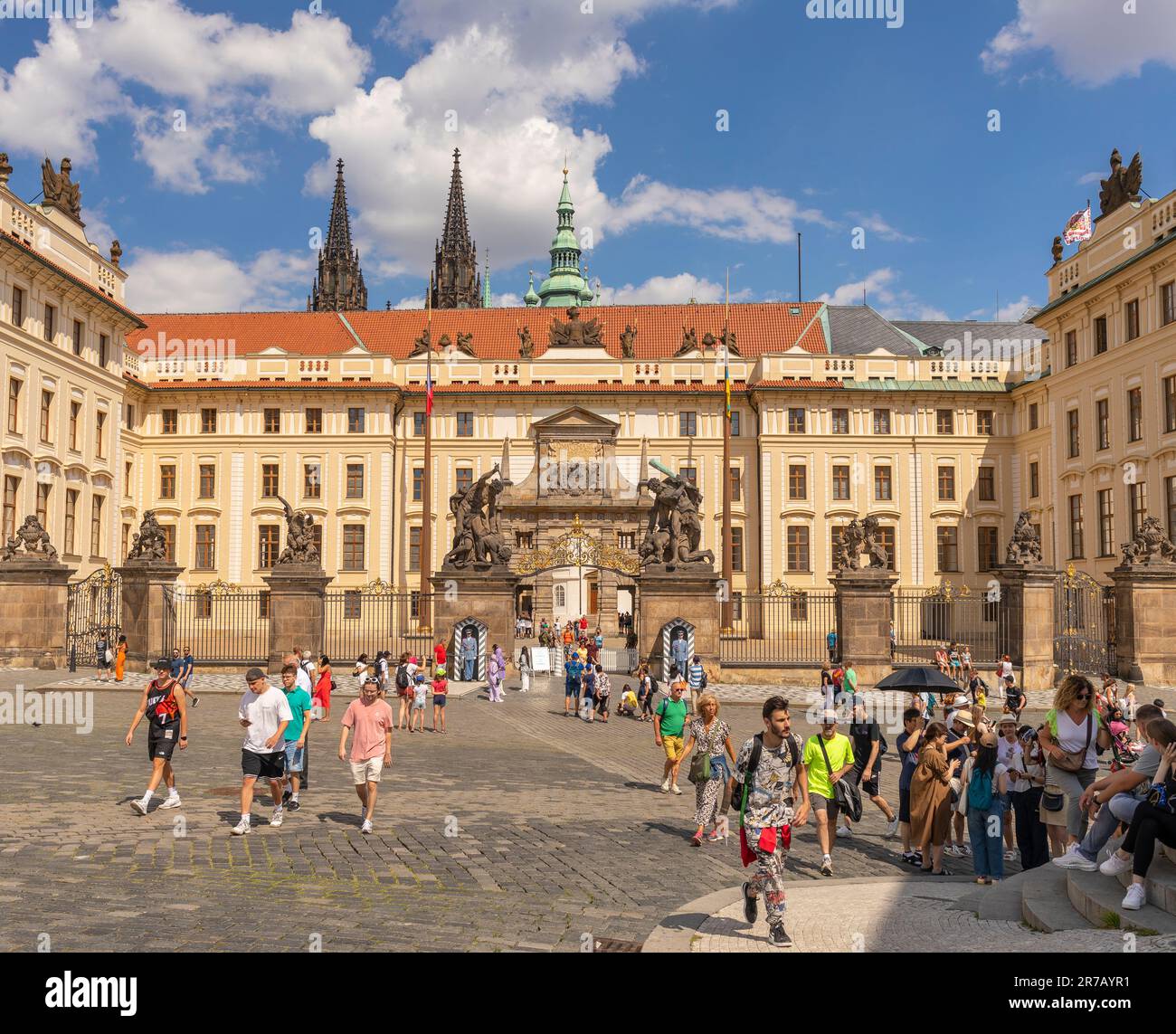 HRADCANY, PRAG, TSCHECHISCHE REPUBLIK, EUROPA - Touristen am Westtor zur Prager Burg, auf dem Hradcany Platz. Stockfoto