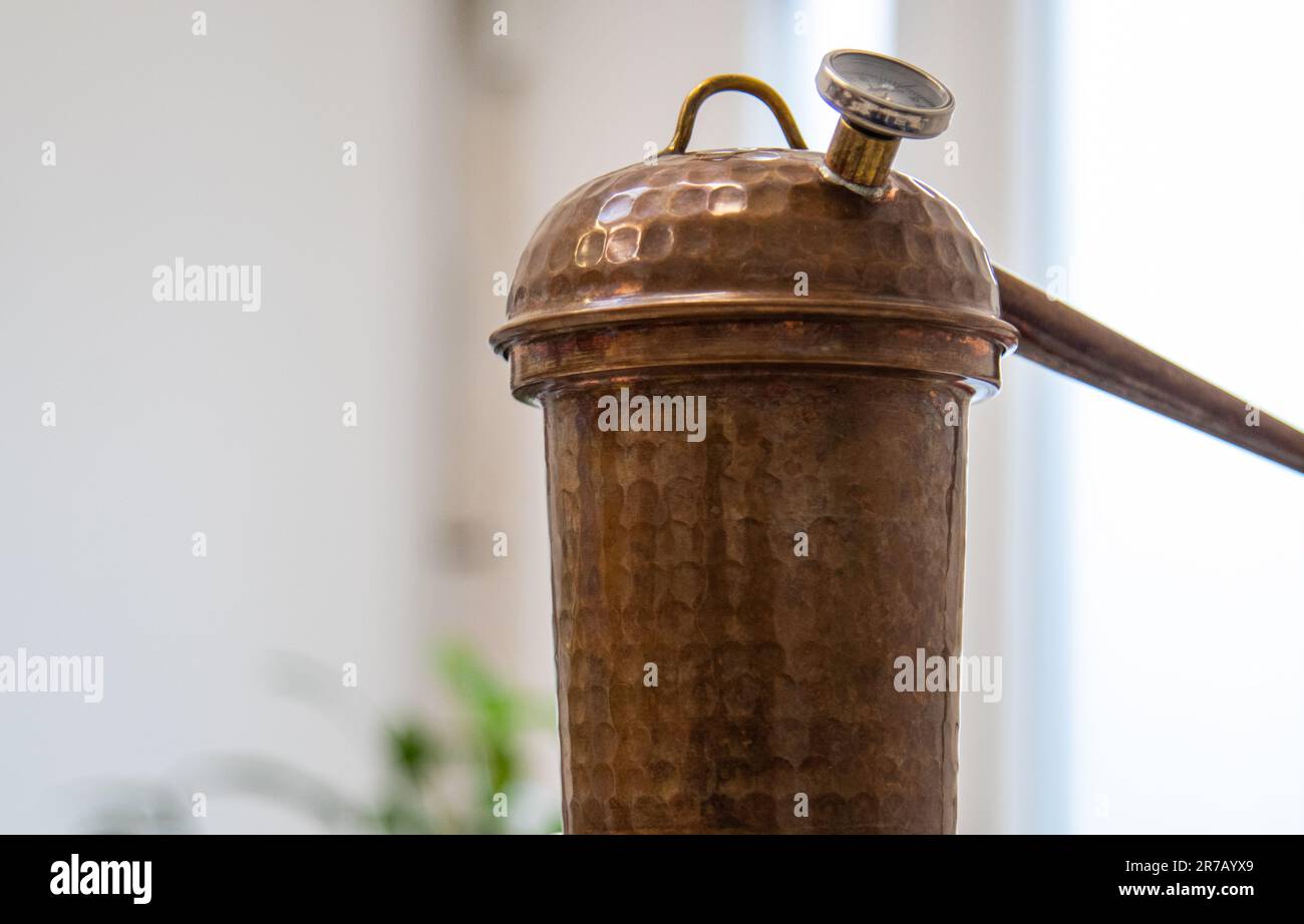 Nahaufnahme eines kleinen, klassischen Kupferrohrstücks auf einer Küchenarbeitsfläche Stockfoto