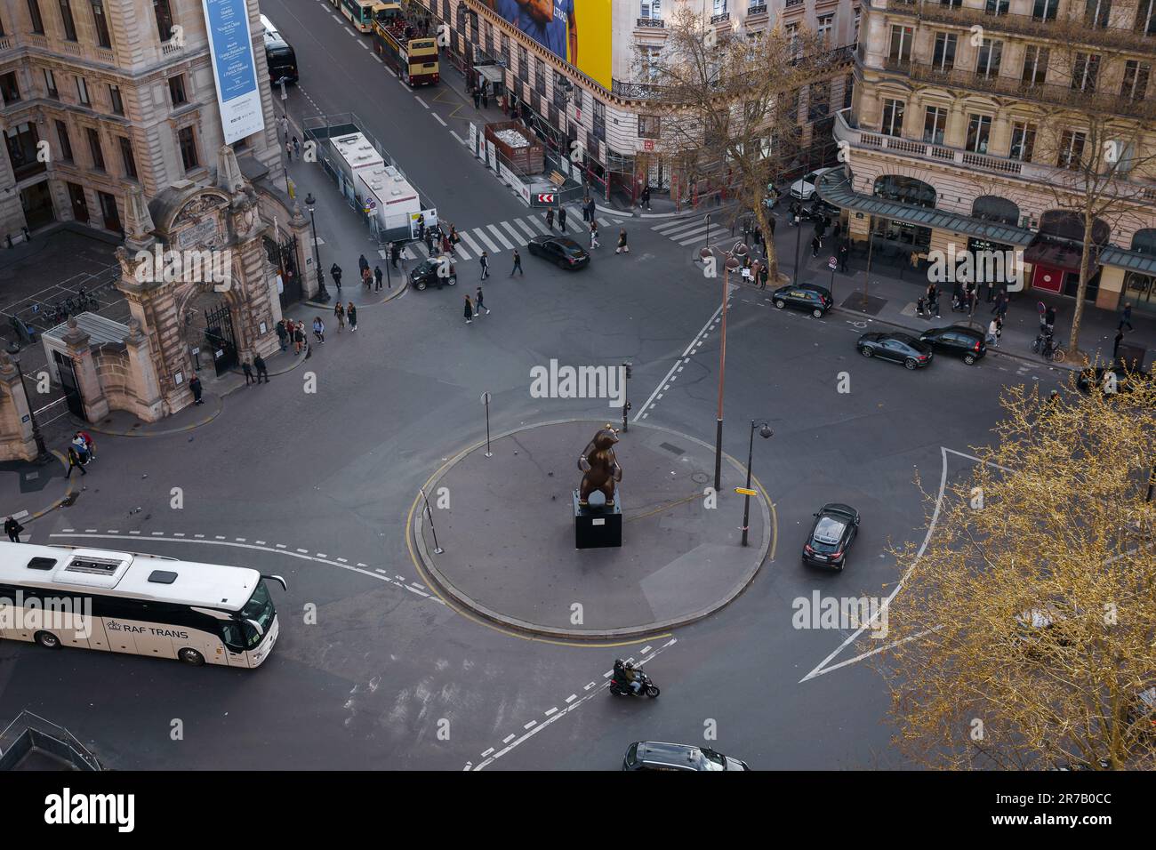 Kreisverkehr mit Bärenstatue auf dem Boulevard Haussmann in Paris, Frankreich. 25. März 2023. Stockfoto