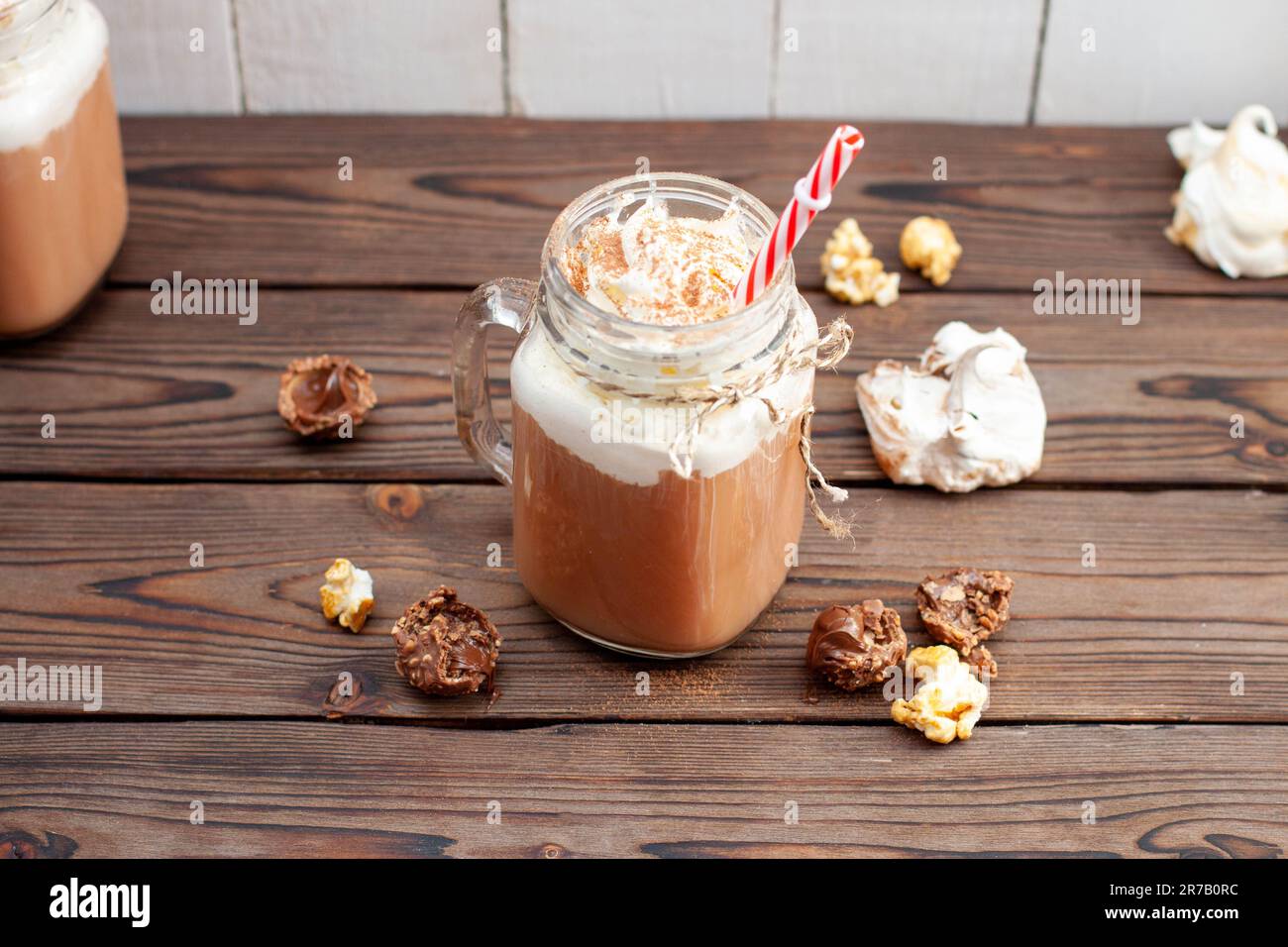 Heißer Kakao mit Schlagsahne, Baiser, Schokoladentrüffel. Erholungsgetränk für kalte Herbst- oder Winterabende Stockfoto